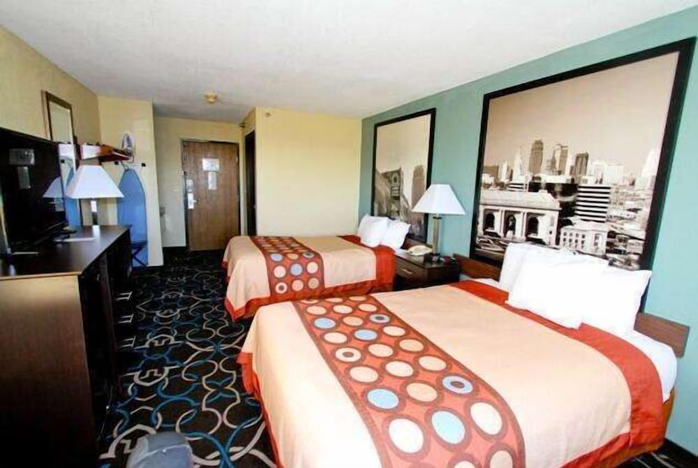 Фото Super 8 by Wyndham Kansas City