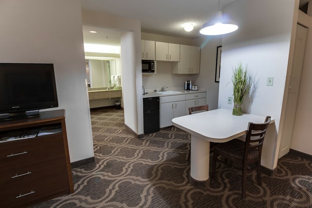 Фото Ashmore Inn and Suites