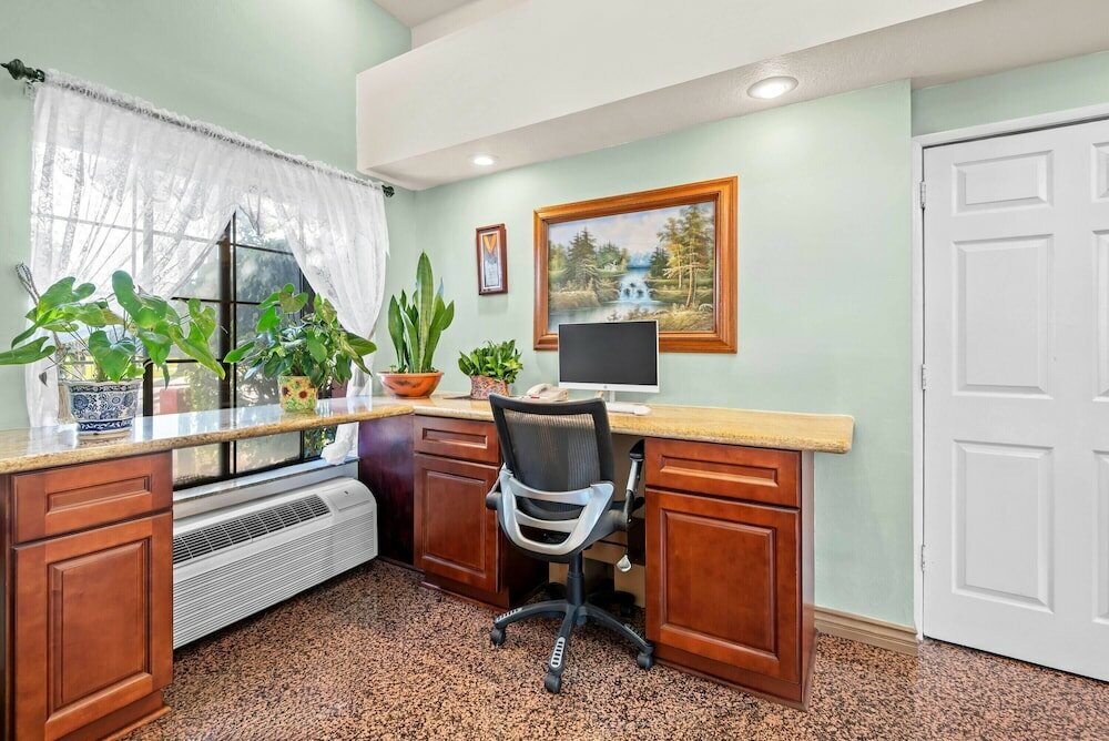 Фото Howard Johnson by Wyndham Pasadena