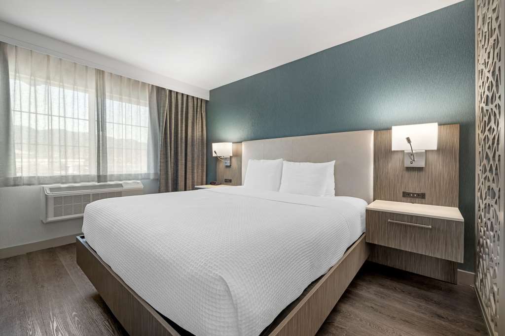 Фото Best Western Plus Temecula Wine Country Hotel &Suites