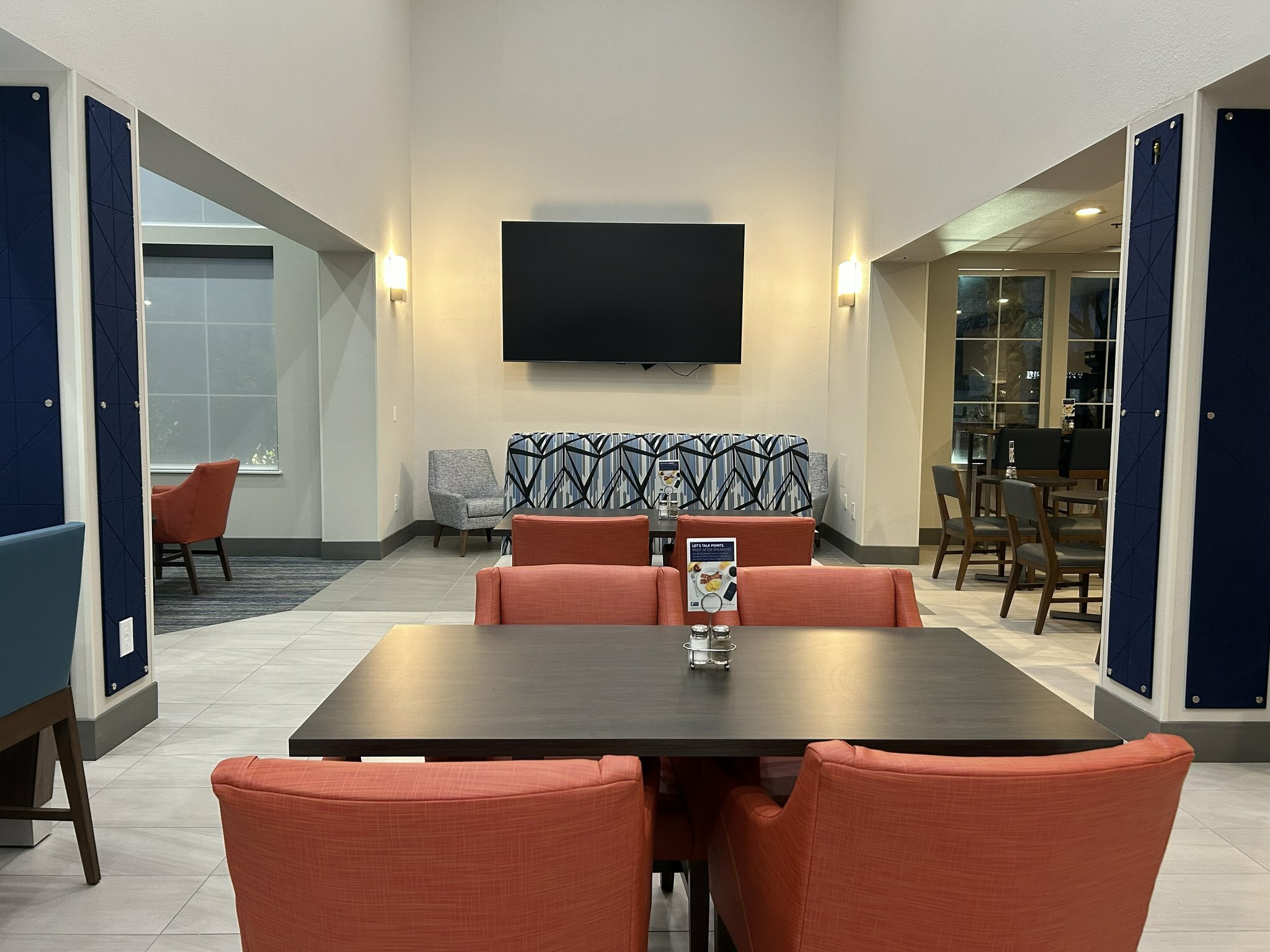 Фото Holiday Inn Express Hotel & Suites Manteca, an Ihg Hotel