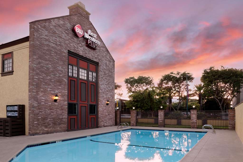 Фото Best Western Plus Raffles Inn & Suites
