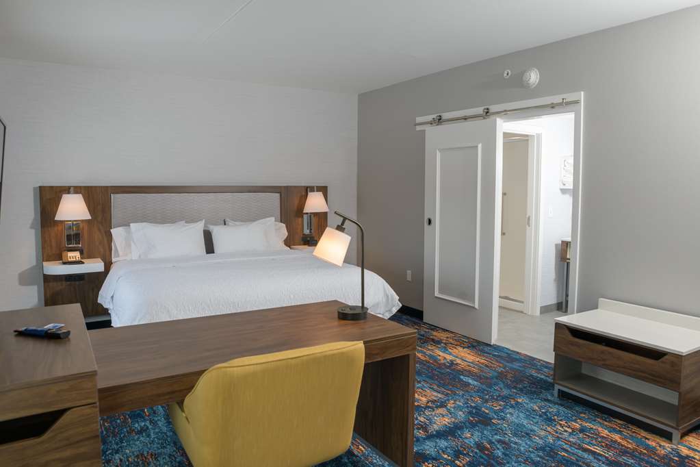 Фото Hampton Inn & Suites Erie Bayfront