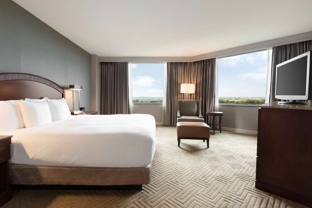 Фото Hilton East Brunswick Hotel & Executive Meeting Center
