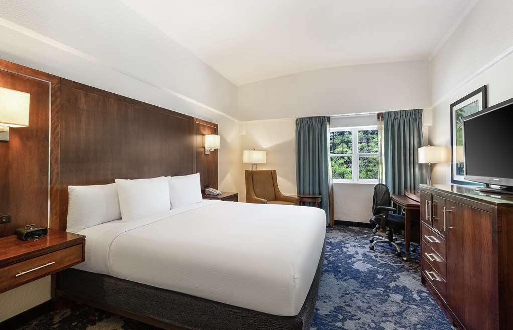 Фото Doubletree by Hilton Cape Cod - Hyannis
