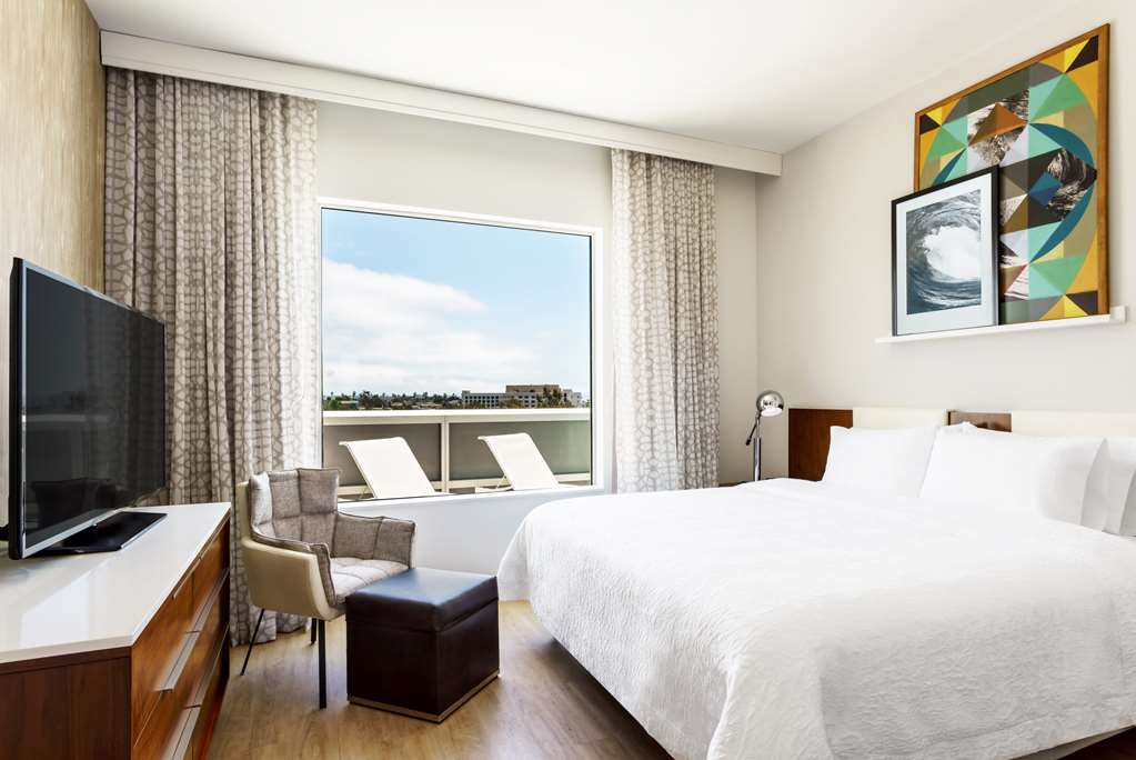 Фото Hampton Inn & Suites Santa Monica