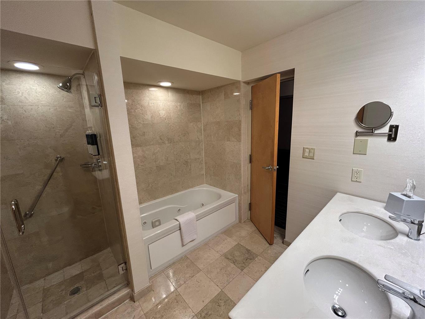 Фото Four Points by Sheraton Melville Long Island