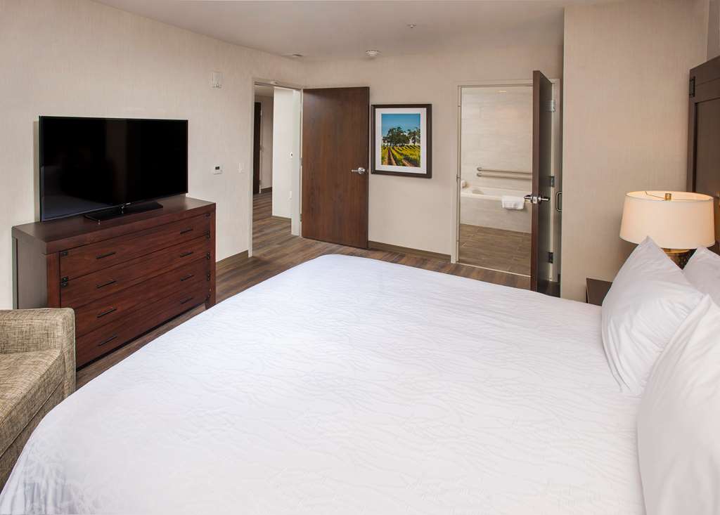 Фото Hilton Garden Inn Burbank Los Angeles