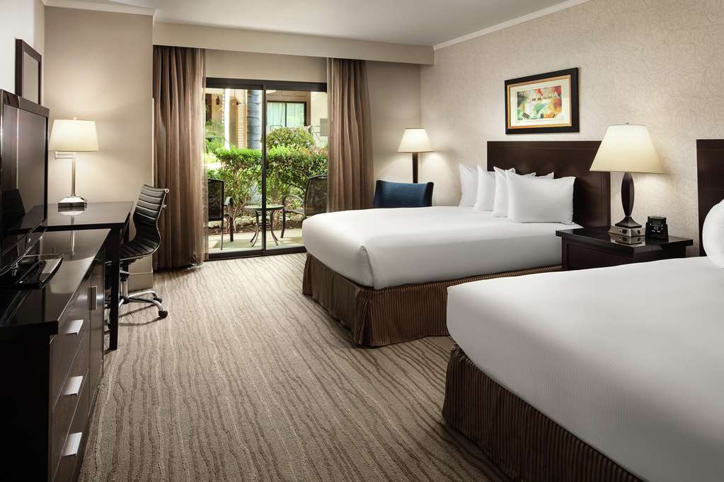 Фото DoubleTree by Hilton Claremont
