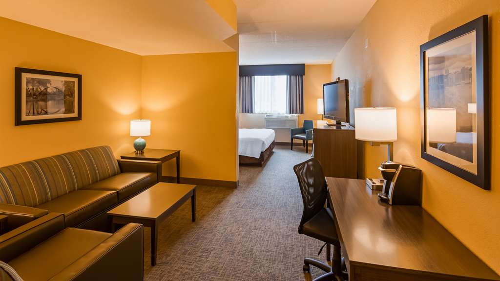 Фото Best Western East Towne Suites