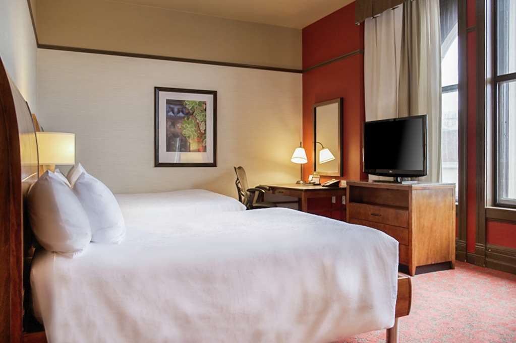 Фото Hilton Garden Inn Milwaukee Downtown