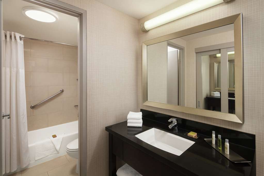 Фото Doubletree by Hilton Hotel Circle