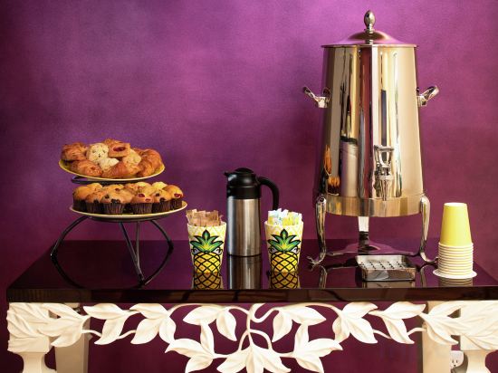 Фото Staypineapple, An Artful Hotel