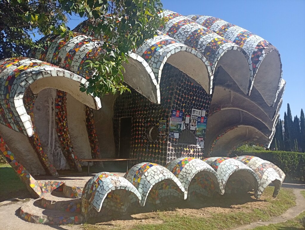 Landmark, attraction Остановка автобуса Волна работы Церетели, New Athos, photo