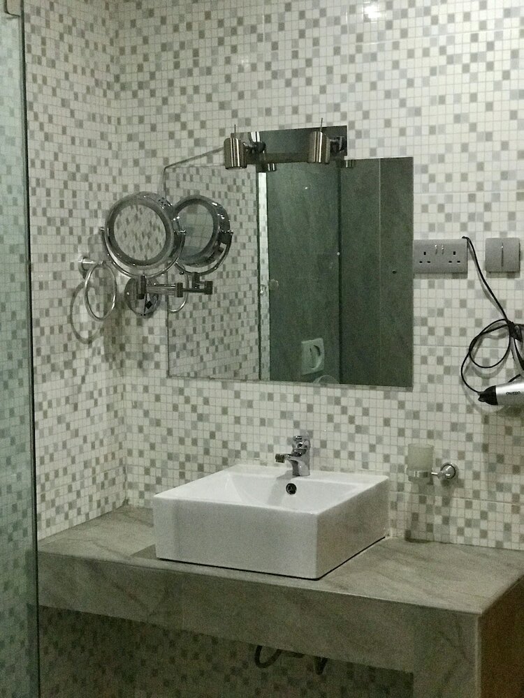 Фото Warri Wetland Hotel