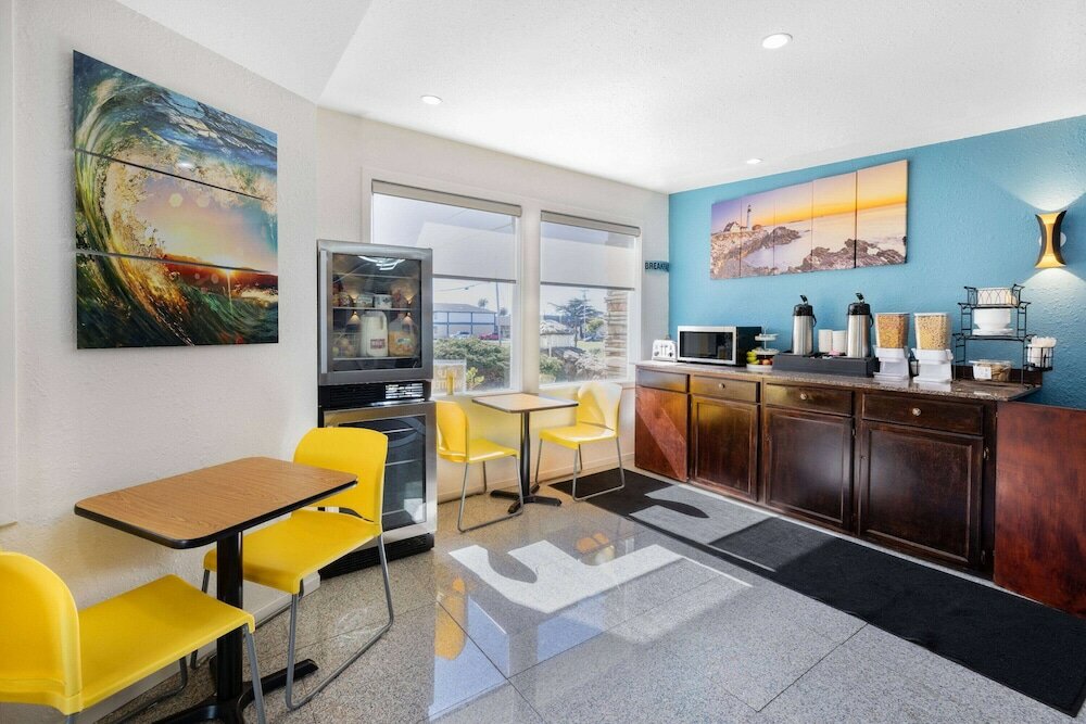 Фото Oceanside Inn & Suites, a Days Inn by Wyndham