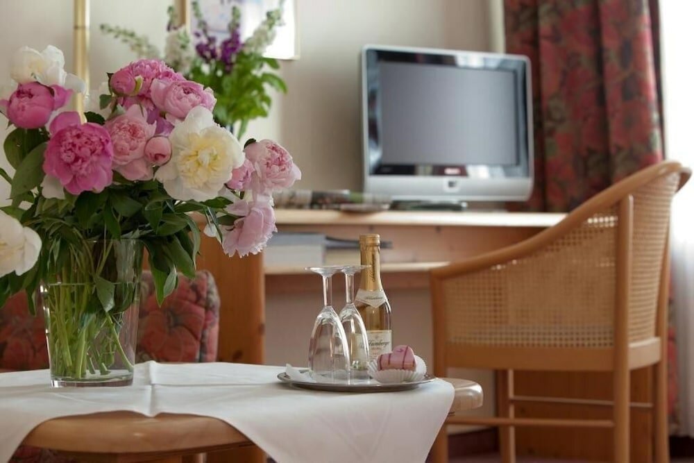 Фото Hotel Rotkreuzplatz