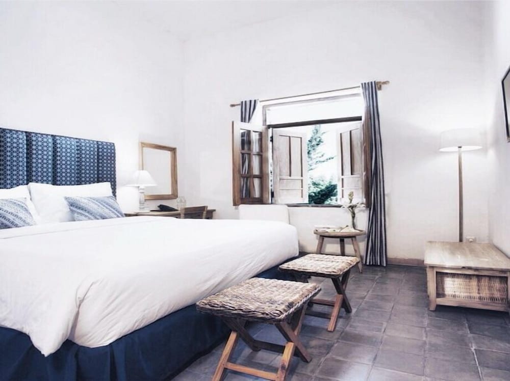 Фото Adhisthana Hotel