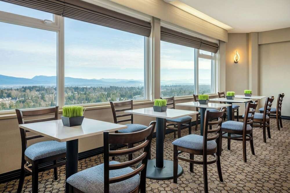 Фото Sheraton Vancouver Guildford Hotel