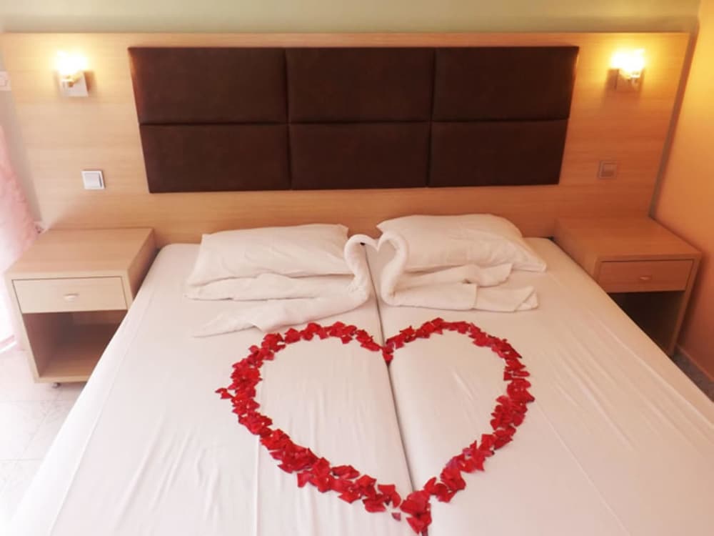 Фото Leonidas Hotel and Studios