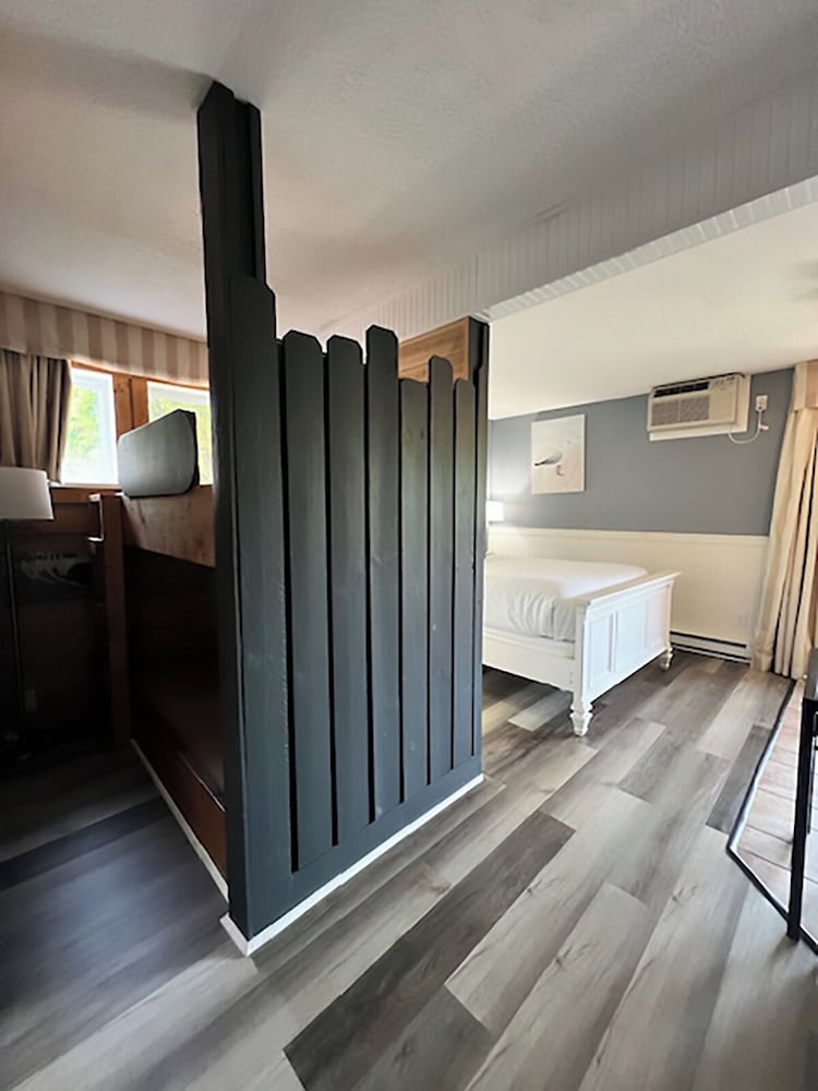 Фото Travelodge by Wyndham Traverse City Mi