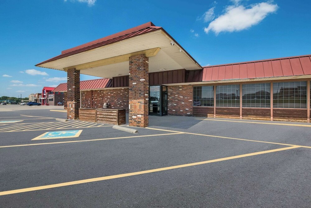 Фото Holiday Manor McPherson