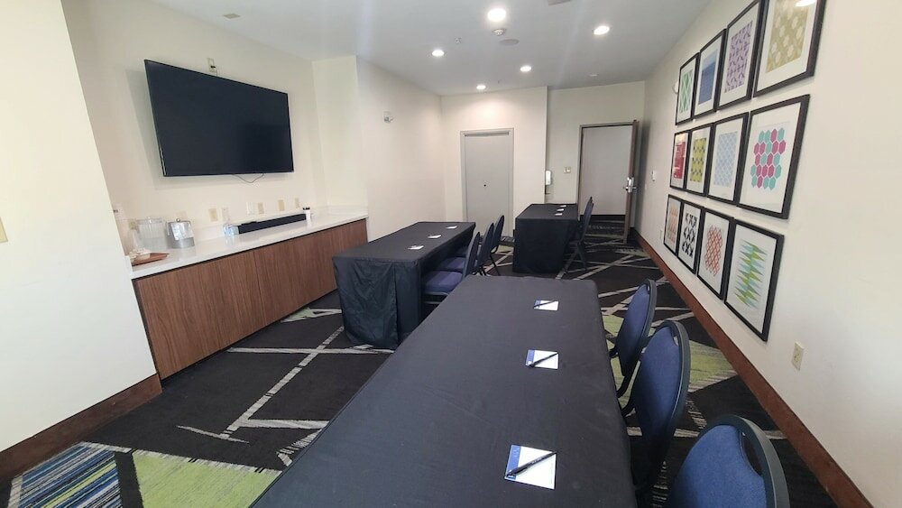 Фото Holiday Inn Express Hotel & Suites Near Seaworld, an Ihg Hotel
