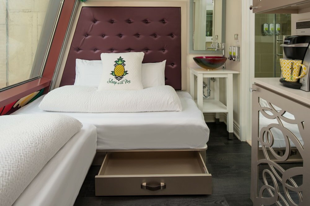 Фото Staypineapple, An Artful Hotel