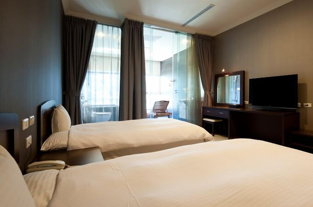 Фото Lakeside Resort Hotel