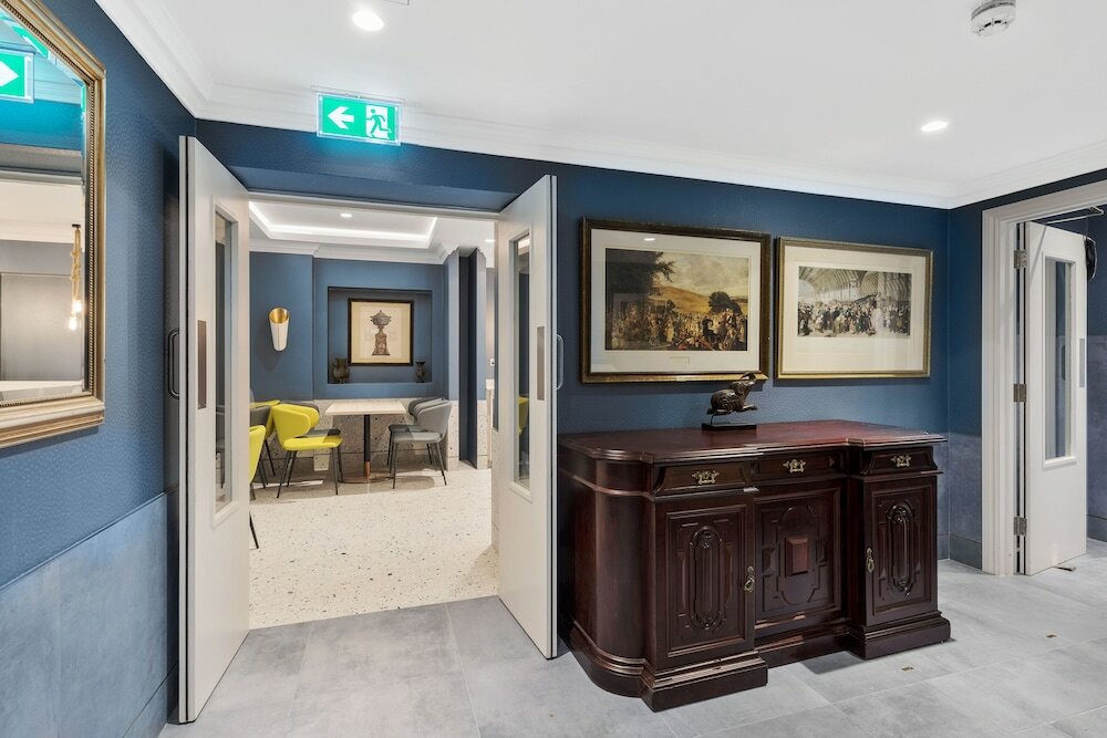 Фото Commodore Hotel