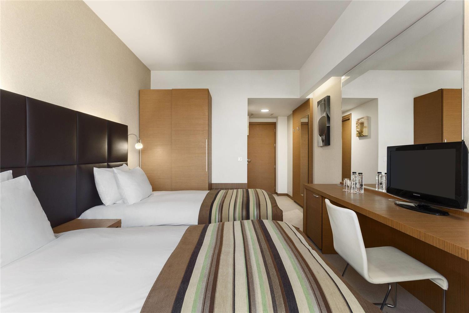 Фото Ramada by Wyndham Oradea