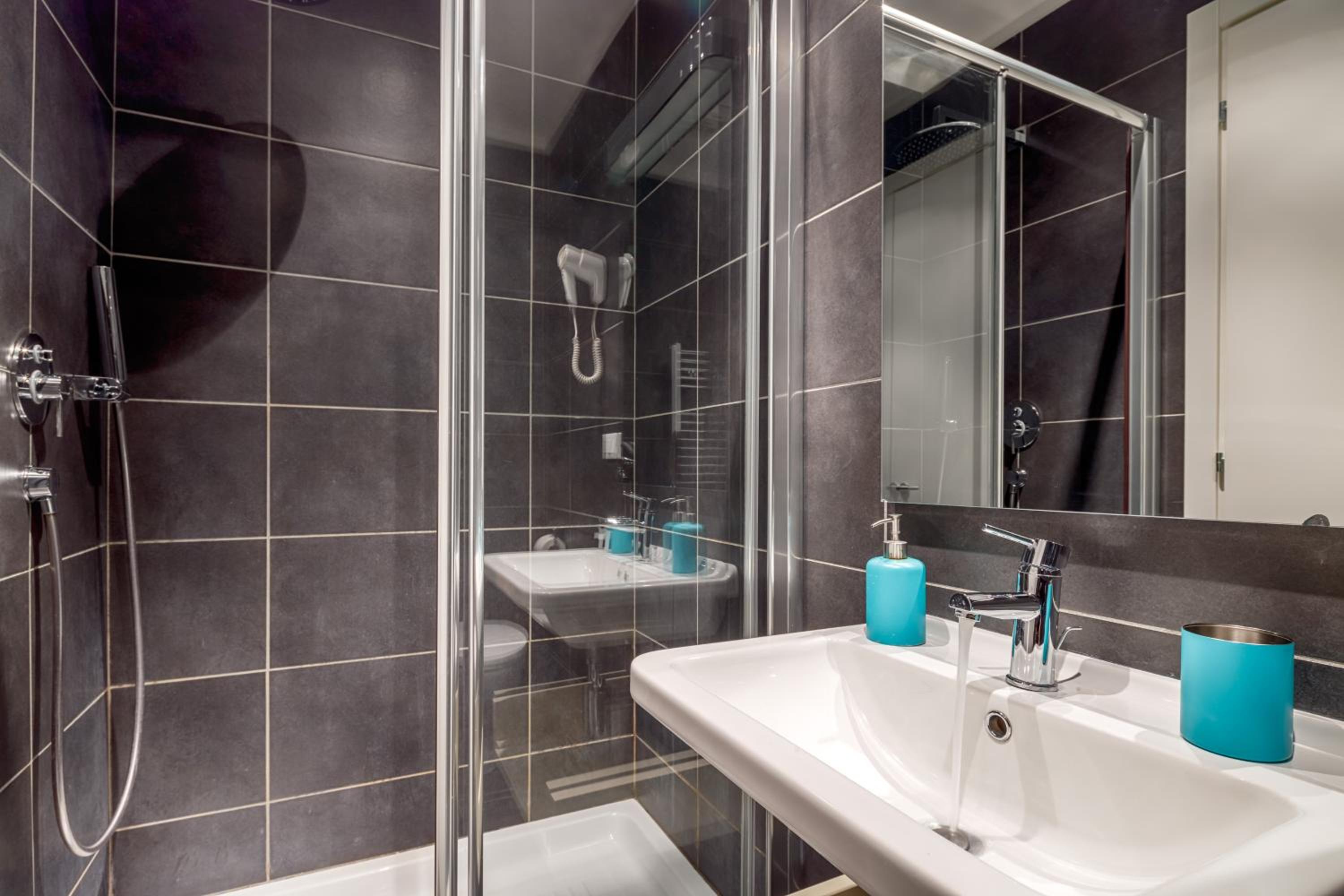 Фото NearHome Smart Suites Guest House