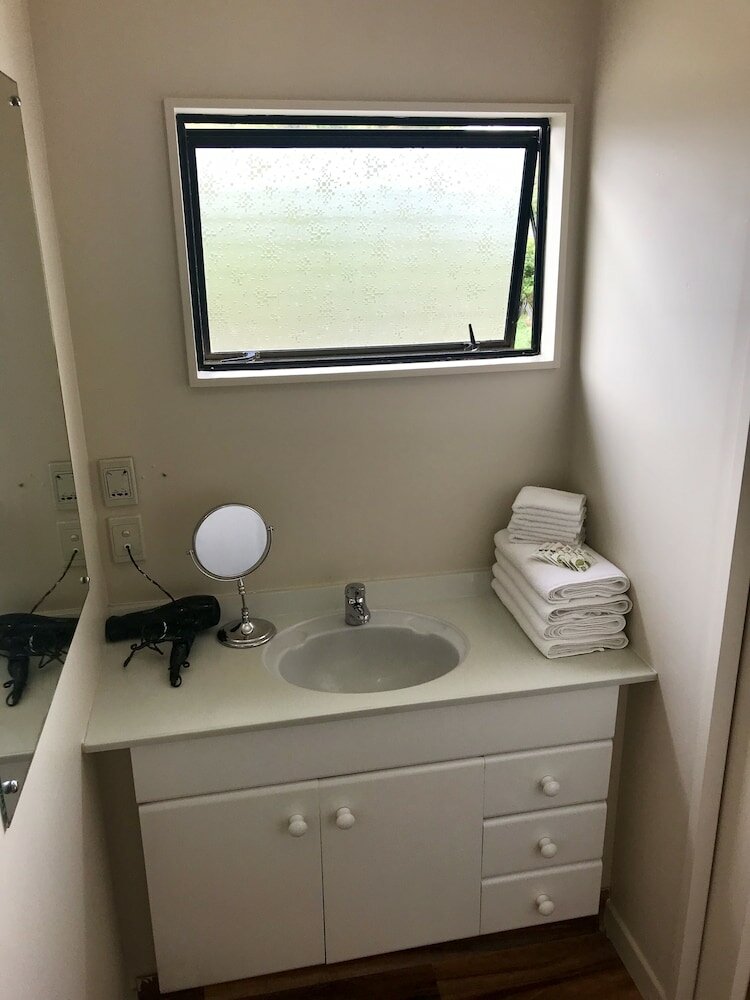 Фото Rayland Epsom Motel