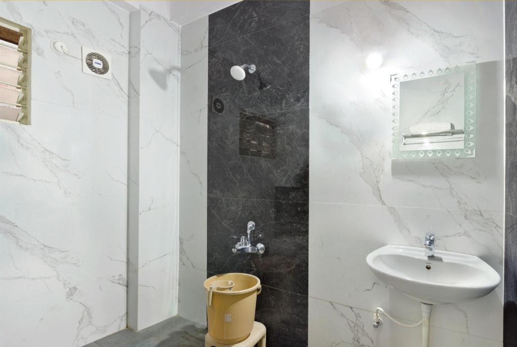 Фото Mannars Deluxe Lodge