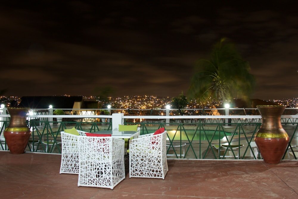 Фото Hill View Hotel McCarthy Hills