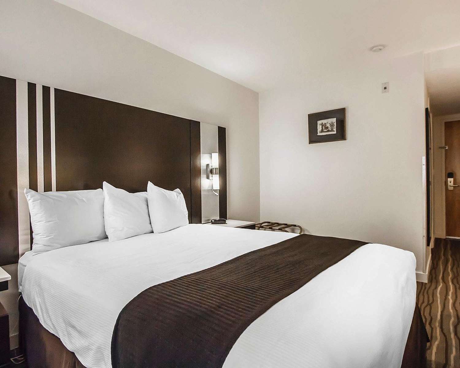 Фото Comfort Hotel Vancouver Airport