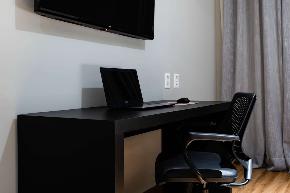 Фото Comfort Suites Vitoria