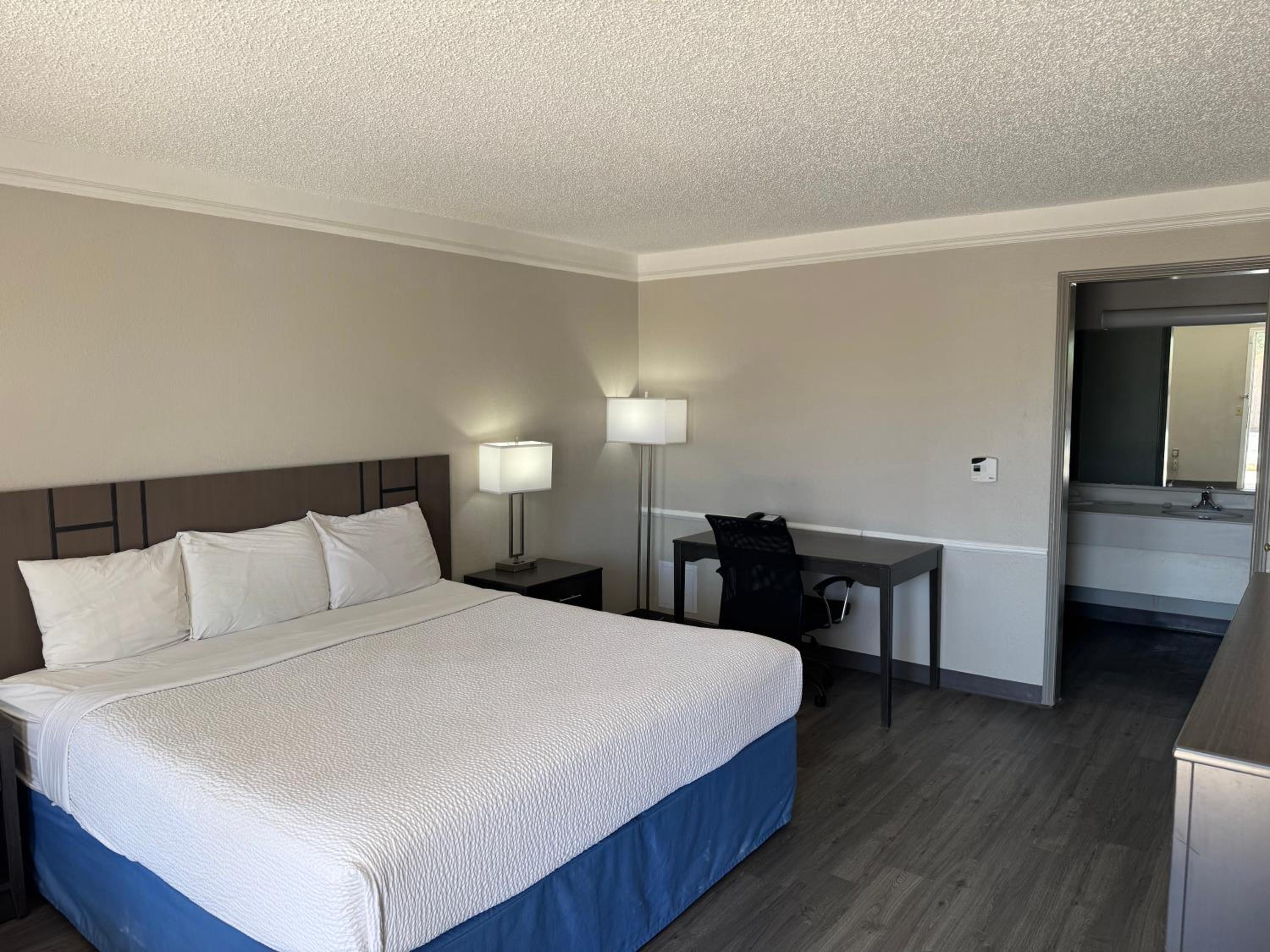 Фото Days Inn by Wyndham Georgetown