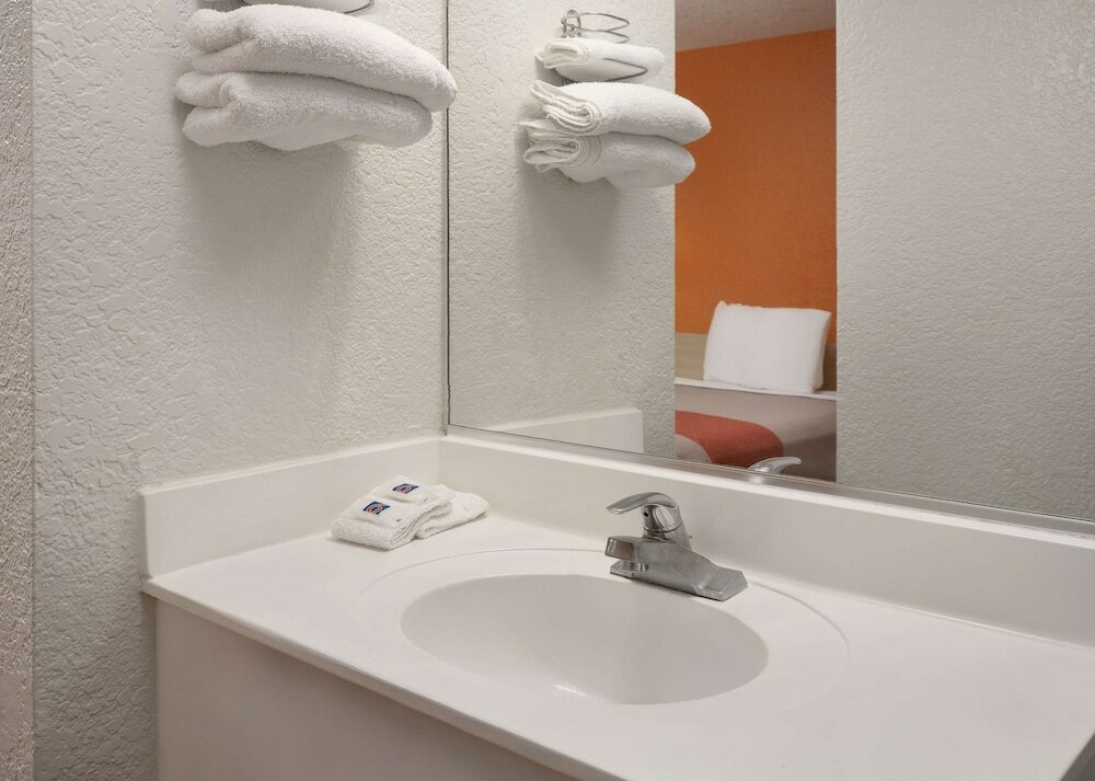 Фото Motel 6 Buena Park, Ca - Knotts Berry Farm - Disneyland