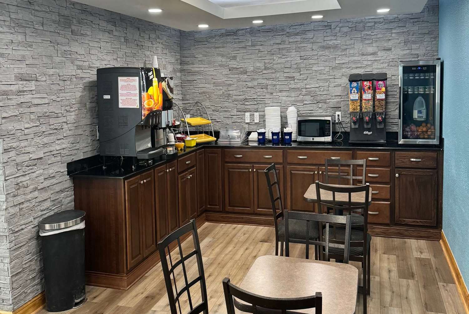 Фото Days Inn by Wyndham Cloverdale Greencastle