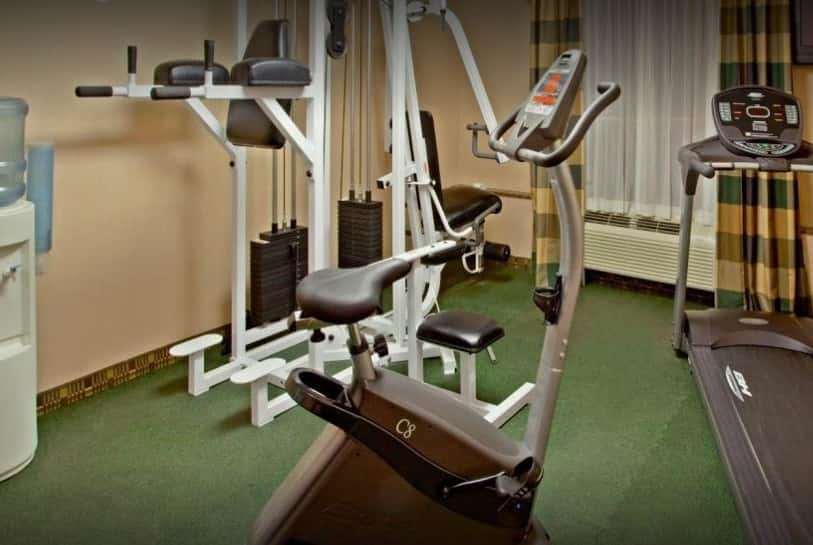 Фото Days Hotel by Wyndham North Bergen Nyc Area