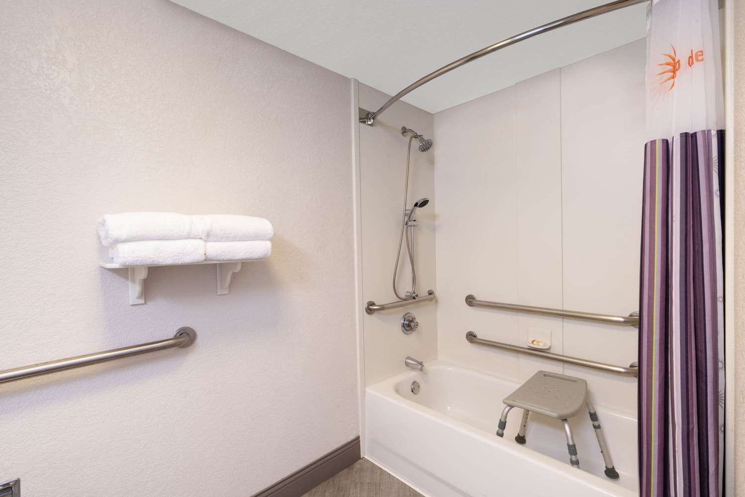 Фото La Quinta Inn & Suites by Wyndham Pueblo