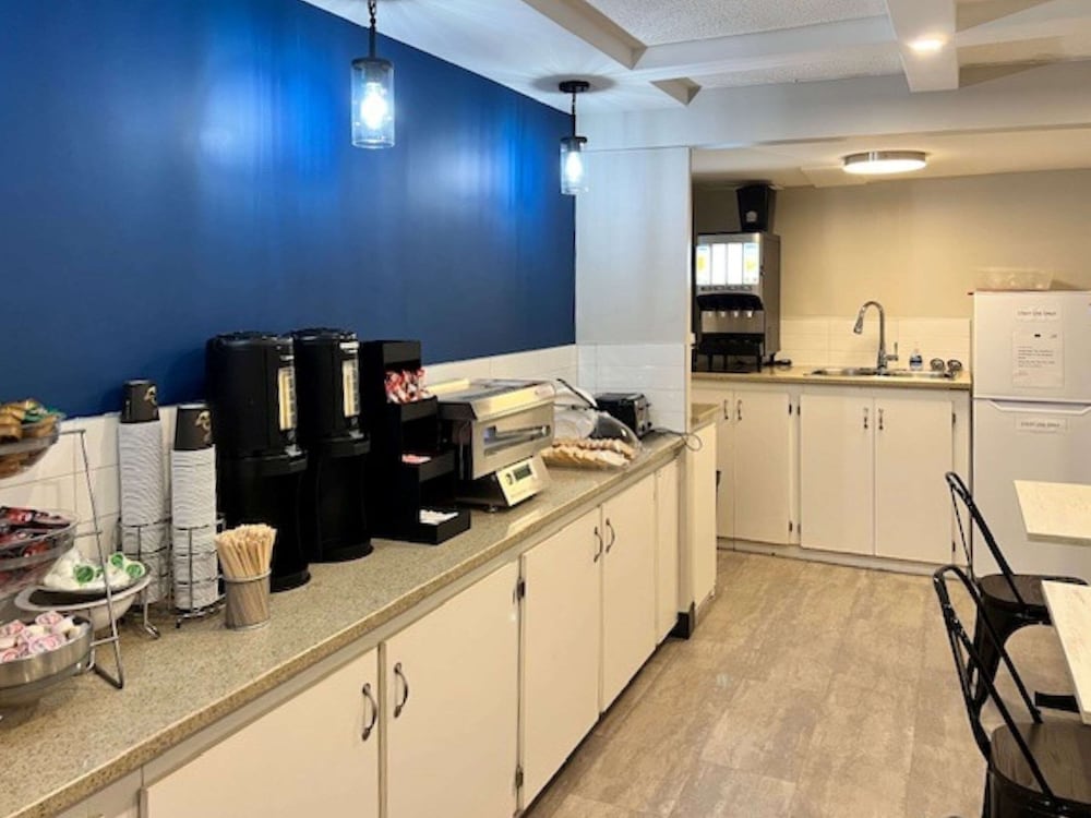 Фото Econo Lodge Motel Village