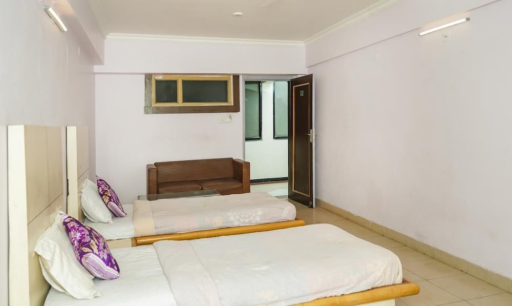 Фото Lals Plaza Hotel