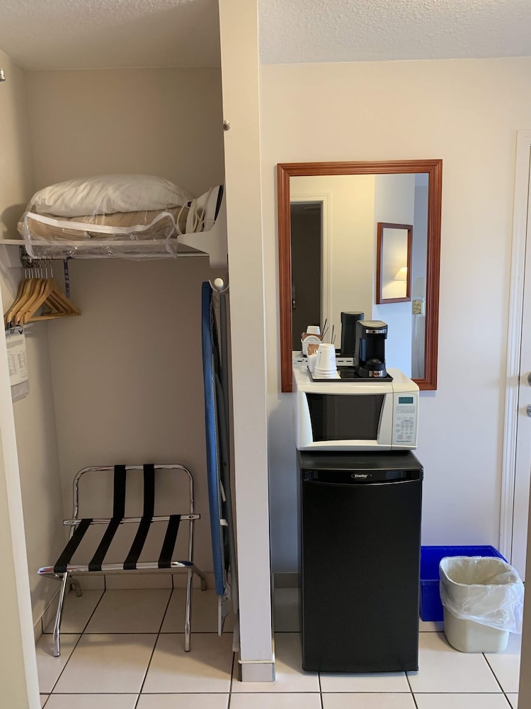 Фото Travelodge by Wyndham Stony Plain