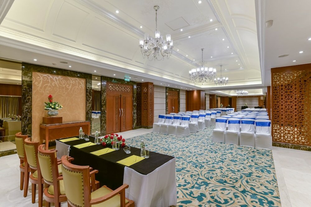 Фото Lemon Tree Premier The Atrium, Ahmedabad