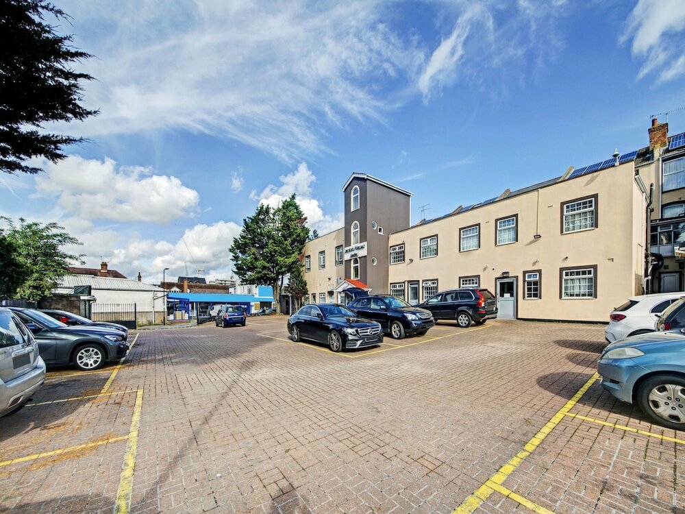 Фото Oyo Bostons Manor Hotel