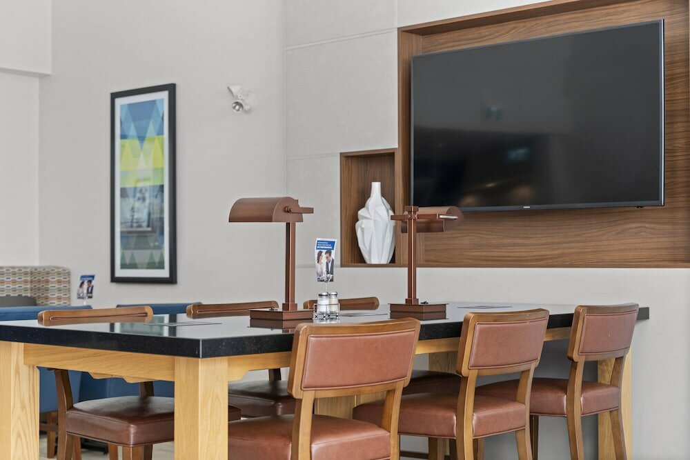 Фото Holiday Inn Express & Suites Surrey, an Ihg Hotel