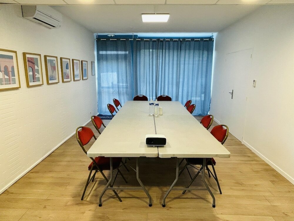 Фото Kyriad Martigues Sud