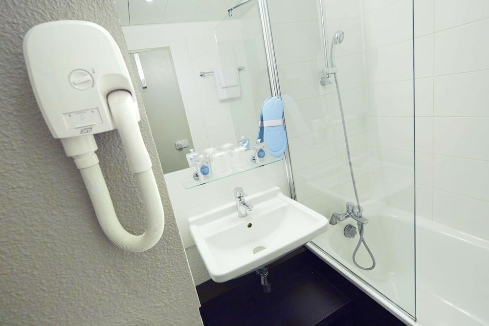 Фото Hotel Kyriad Orly Aéroport Athis Mons